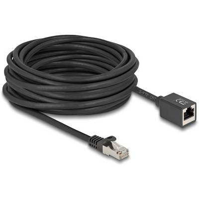 Dlouhý, navinutý černý síťový kabel s konektorem RJ45 na jedné straně a zásuvkovým adaptérem RJ45 na straně druhé.