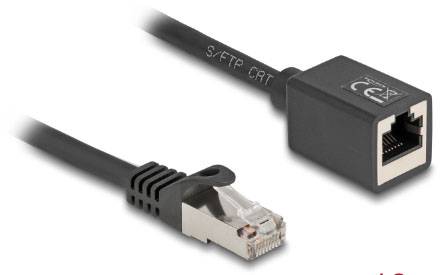 Černý síťový kabel s konektorem RJ45 na jednom konci a keystone propojovacím adaptérem na straně druhé.