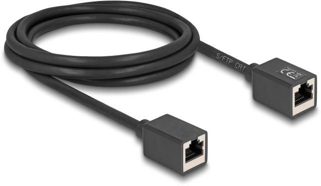 Černý ethernetový kabel, přibližně dva metry dlouhý, s dvěma konektory RJ45 na koncích, vhodný pro síťové aplikace.
