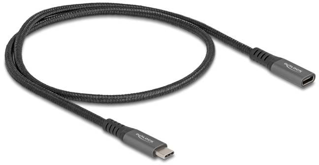 Černý USB-C na USB-C kabel s opletaným opláštěním a kovovými konektory, vhodný pro rychlý přenos dat.