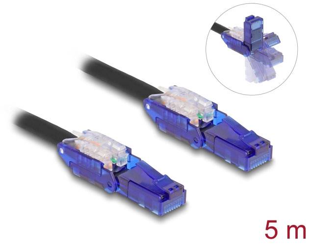 Dva modré ethernetové síťové kabely o délce 5 metrů. V pravém horním rohu je flexibilita konektoru znázorněna malou grafickou ilustrací.