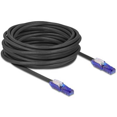 Černý ethernetový kabel, svinutý, s modrými RJ45 konektory na obou koncích. Vhodný pro síťová připojení.