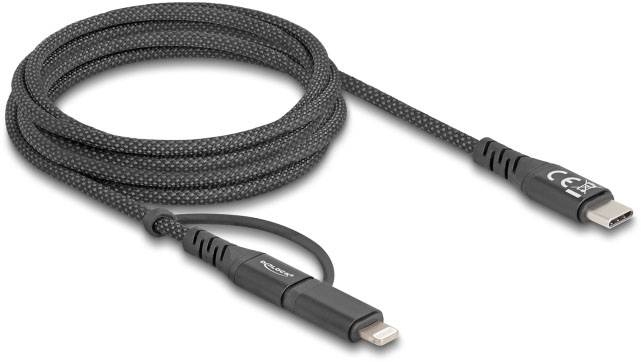 Černý USB-C na Lightning kabel s textilním opletením, který se používá pro propojení zařízení.