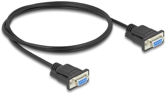 Černý sériový kabel RS-232 se dvěma 9-pinovými konektory, vhodný pro připojení počítačů a periferních zařízení.