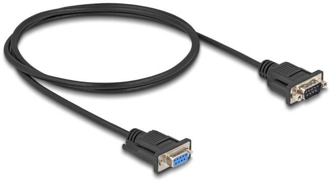 Černý sériový kabel RS-232 s konektory samec a samice na obou koncích. Používá se pro datové propojení mezi zařízeními.