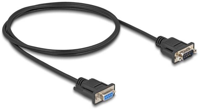 Černý sériový datový kabel se dvěma konektory DB9, jeden samčí a jeden samičí, určený pro připojení počítačů a zařízení.