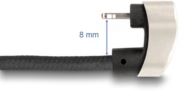 Boční detailní záběr konektoru s měřením '8 mm' mezi zástrčkou a pláštěm, vedoucí černý kabel.