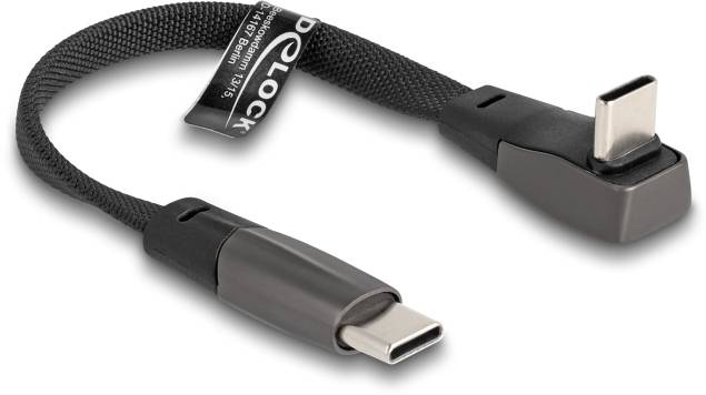 USB-C kabel se dvěma konektory a opletaným pláštěm. Jeden z konců je zahnutý pro snadné připojení v těsných prostorech.
