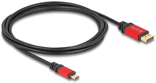Černý kabel s červenými HDMI konektory na obou koncích, navinutý na bílém povrchu.