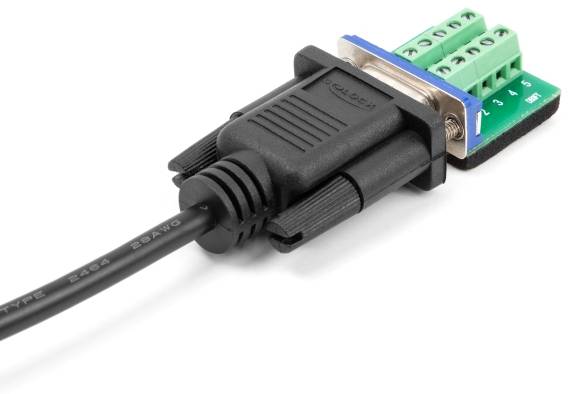 RS-232 konektor s černým kabelem, připojený k zelenému terminálnímu adaptéru s očíslovanými svorkami.