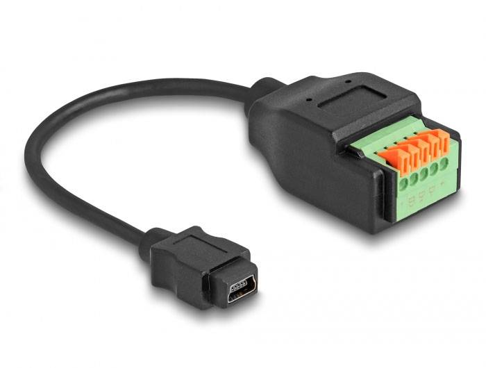 'USB kabel se zeleným a oranžovým adaptérem na jednom konci a USB-C konektorem na druhém konci, před bílým pozadím.'