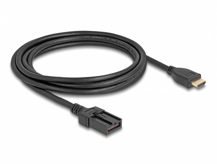 Černý HDMI kabel se standardní zástrčkou na jednom konci a zásuvkovým adaptérem na konci druhém, umístěný na bílém pozadí.