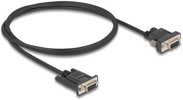 Černý VGA kabel se dvěma 9-pinovými konektory, který se používá k přenosu videosignálů mezi zařízeními.