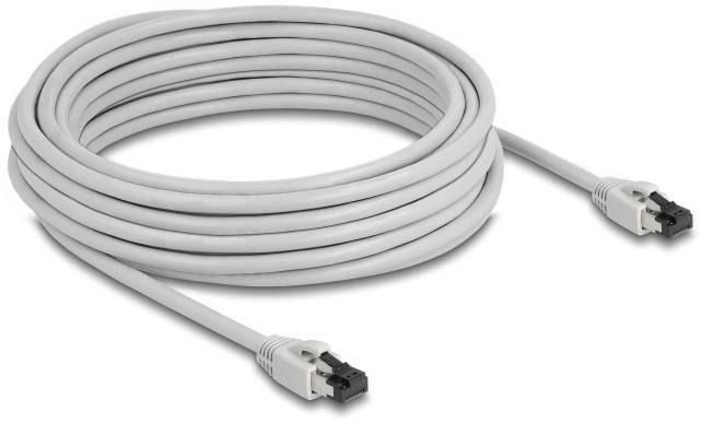 Šedý optický kabel, navinutý, se dvěma konektory na koncích. Vhodný pro vysokorychlostní přenos dat.