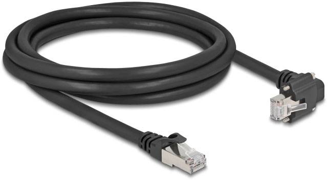 Černý ethernetový kabel s konektory RJ45 na obou koncích, vhodný pro síťová připojení.