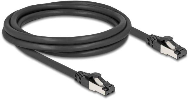 Černý ethernetový kabel se dvěma konektory RJ45, vhodný pro síťová připojení v domácnostech nebo kancelářích.