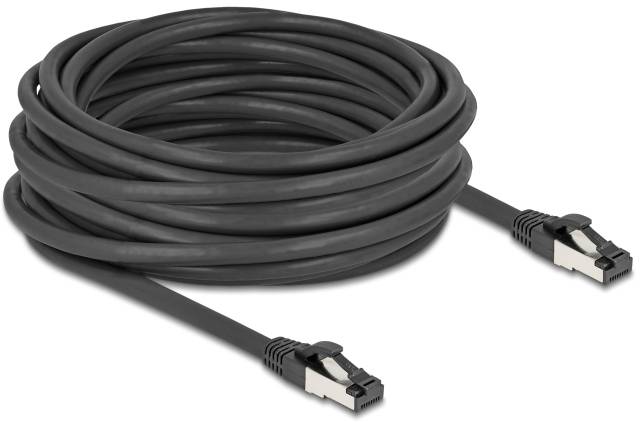 Dlouhý černý ethernetový kabel, svinutý, s dvěma RJ45 konektory na koncích.