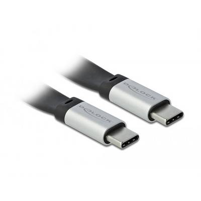 Dva černé USB-C kabely se stříbrnými konektory umístěné vedle sebe rovnoběžně. Na koncovkách je nápis „Delock".