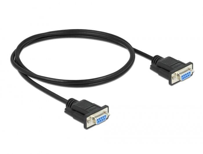 Obrázek zobrazuje černý VGA kabel s dvěma konektory na koncích, které se používají pro připojení počítačů k monitorům.