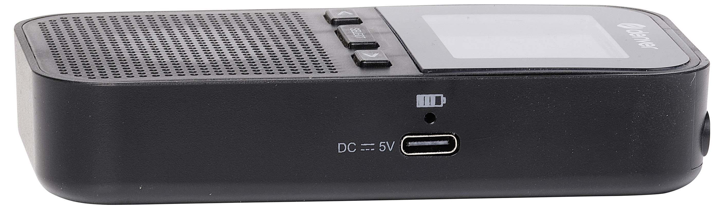 Černé přenosné audiozařízení s reproduktorovou mřížkou, několika ovládacími tlačítky a malým displejem. Nabíjecí port a LED indikátor.
