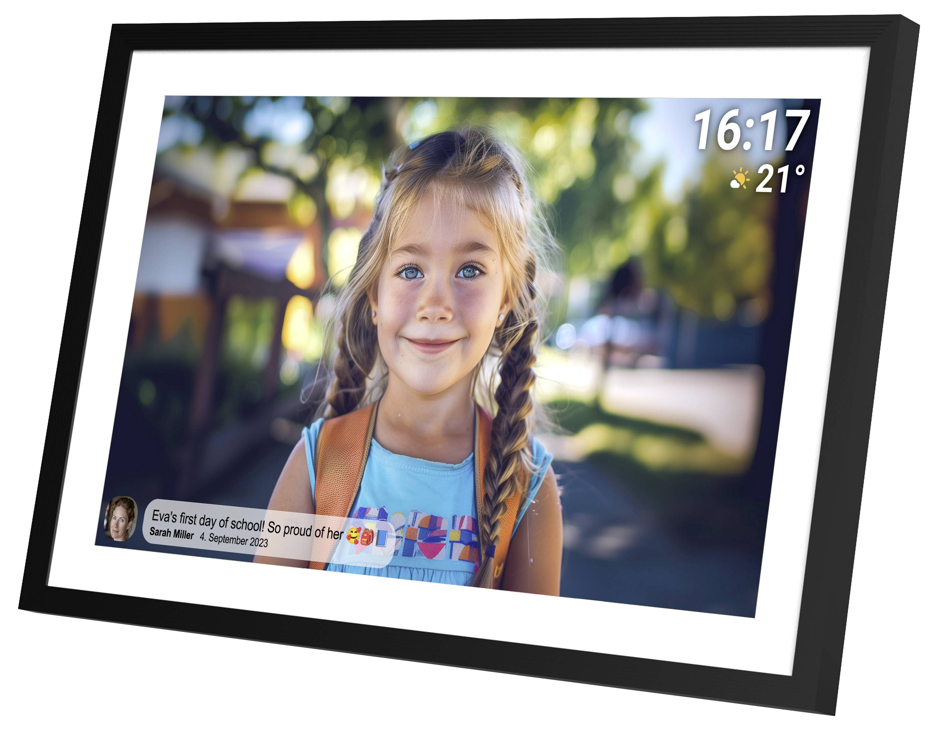 Dívka s copy se usmívá do kamery. Nahoře vpravo: čas 16:17, slunce, 21°C. Dole komentář: 'Evin první den ve škole. Tak pyšná!'