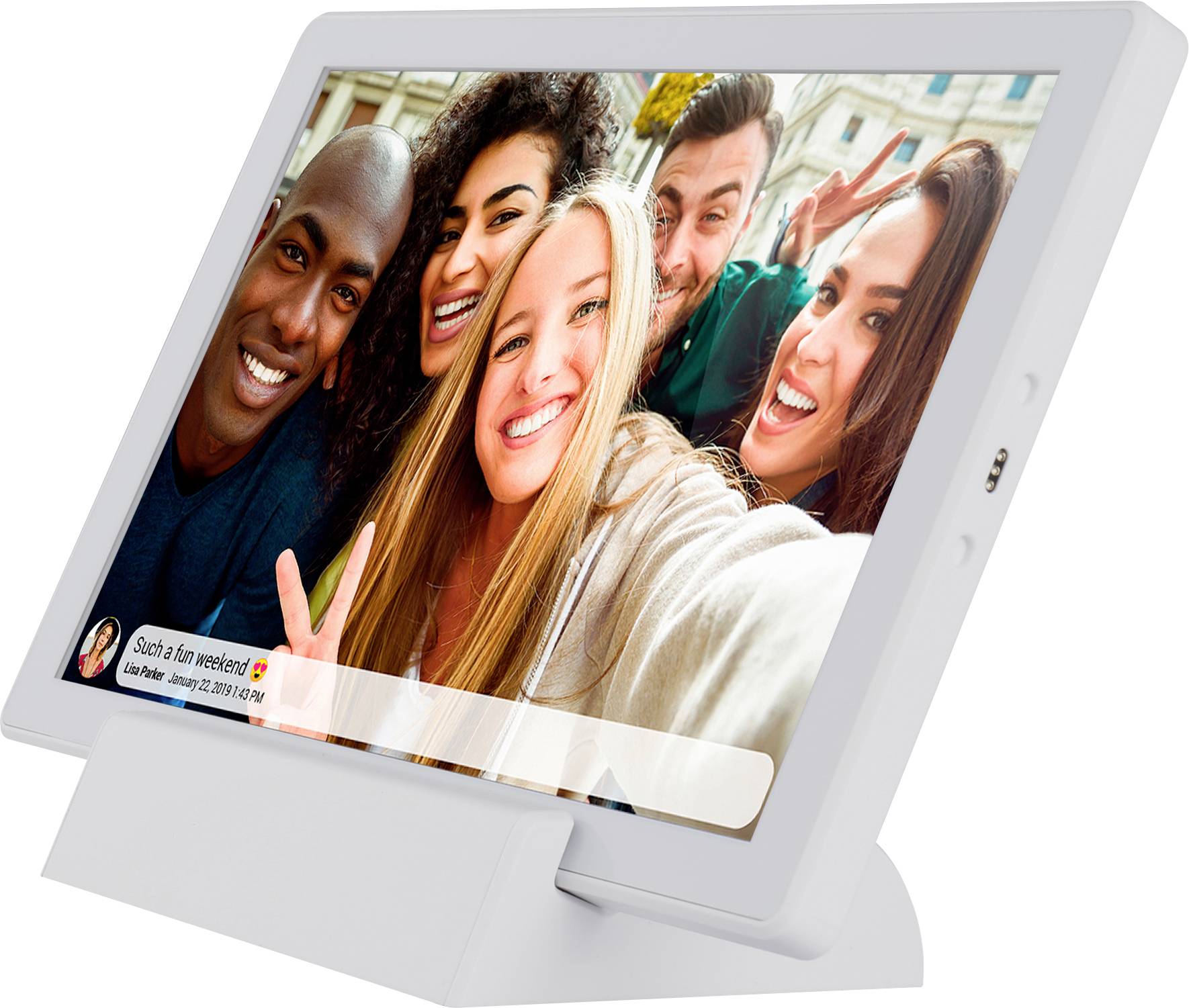 Pět osob se usmívá a pózuje pro selfie před tabletem.