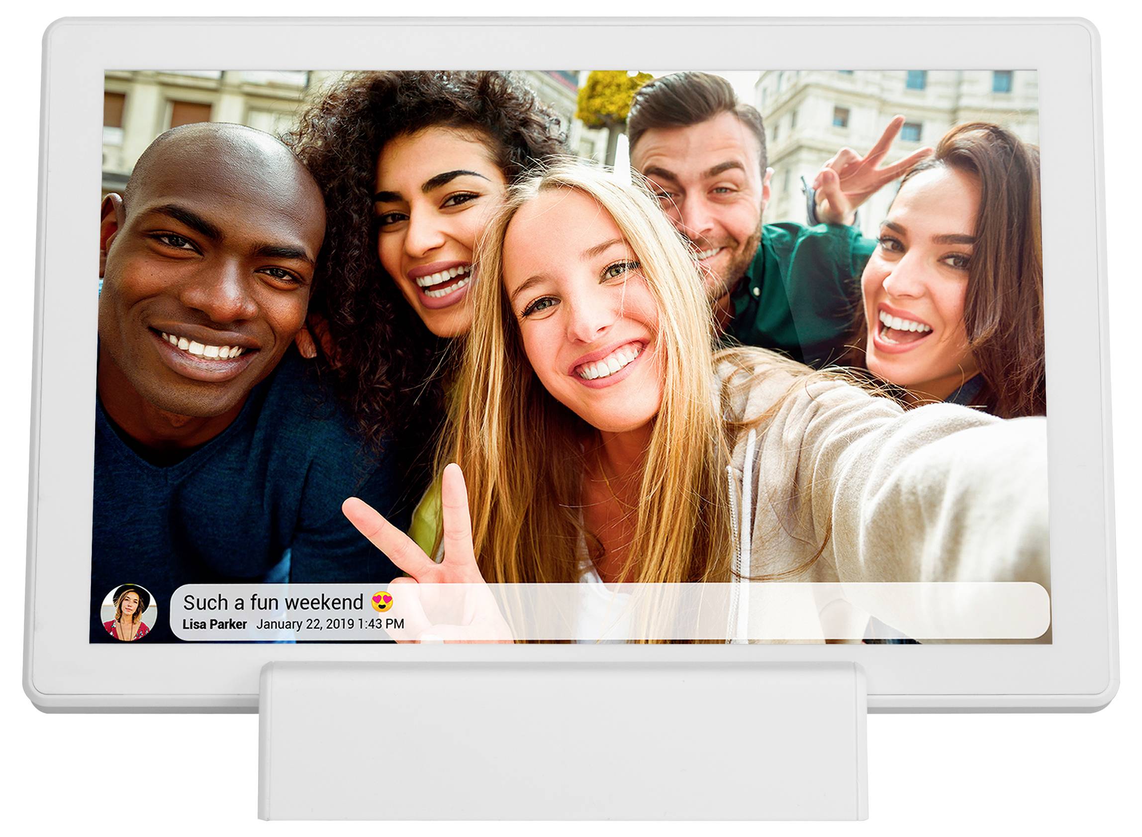 Skupina pěti veselých lidí si dělá selfie venku. Text v obrázku říká: 'Tak skvělý víkend'.