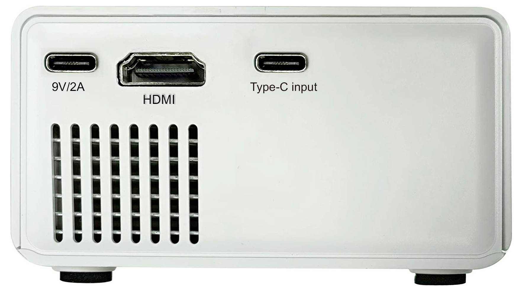 Bílý povrch zařízení s konektory: '9V/2A', 'HDMI' a 'Type-C vstup'. Přední strana s větracím otvorem.