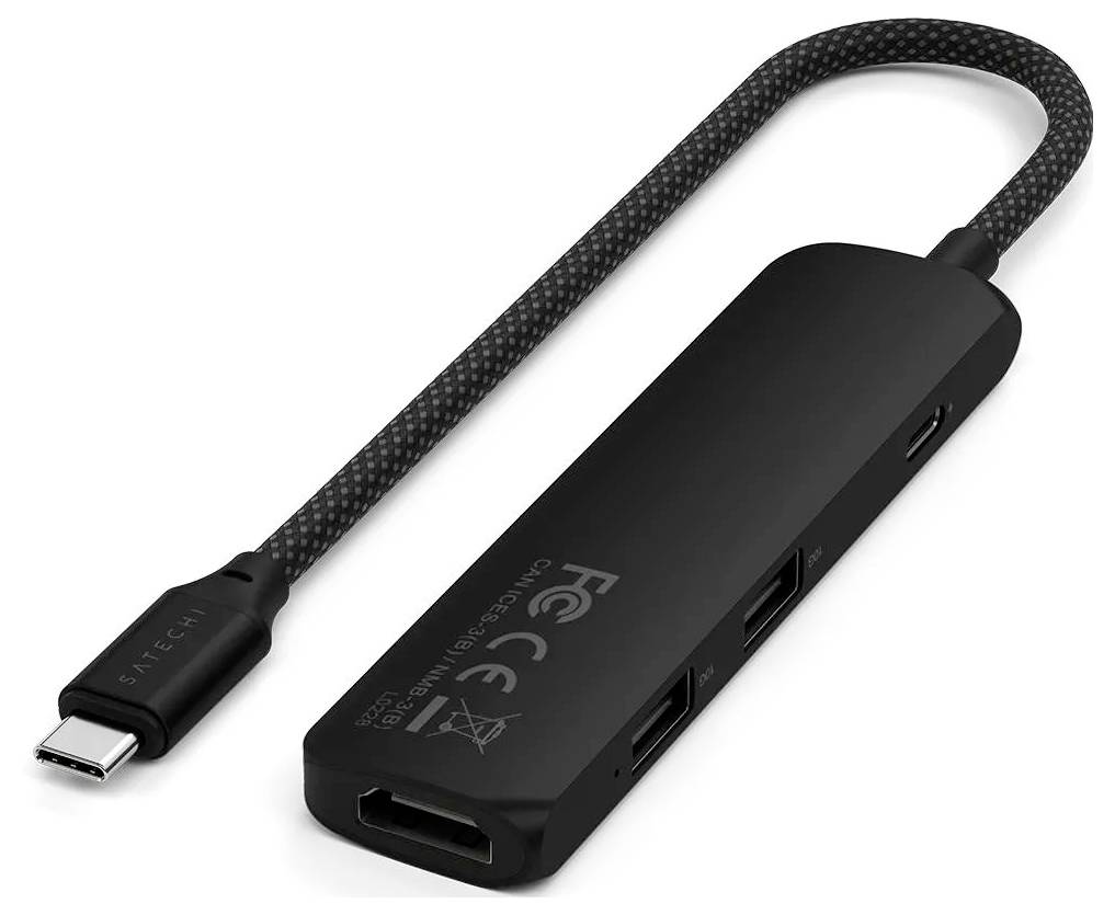 USB-C hub s více porty, včetně HDMI a USB, vyrobený z černého materiálu. Má bílý potisk s certifikační značkou CE.