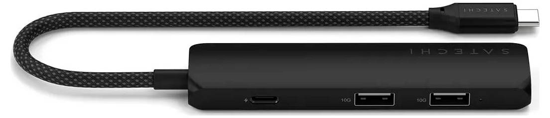 Černý USB-C hub se třemi porty (dva USB-A, jeden USB-C). Kabel je opletený pro zvýšenou odolnost.