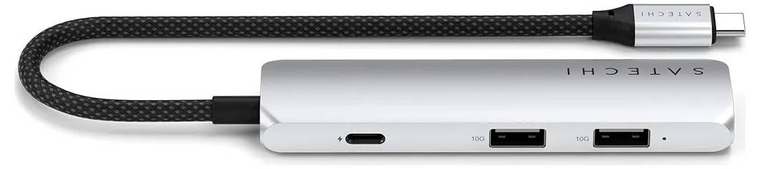 USB-C hub v stříbrné barvě s jedním kabelem. Tři připojení: dva USB porty a jeden USB-C port. Viditelný název značky.