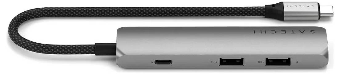 USB-C hub s několika porty, včetně dvou USB-A portů a jednoho USB-C portu. Tenké, obdélníkové pouzdro s kabelem.
