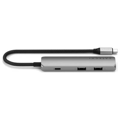 USB-C hub s několika porty, včetně dvou USB-A portů a jednoho USB-C portu. Tenké, obdélníkové pouzdro s kabelem.