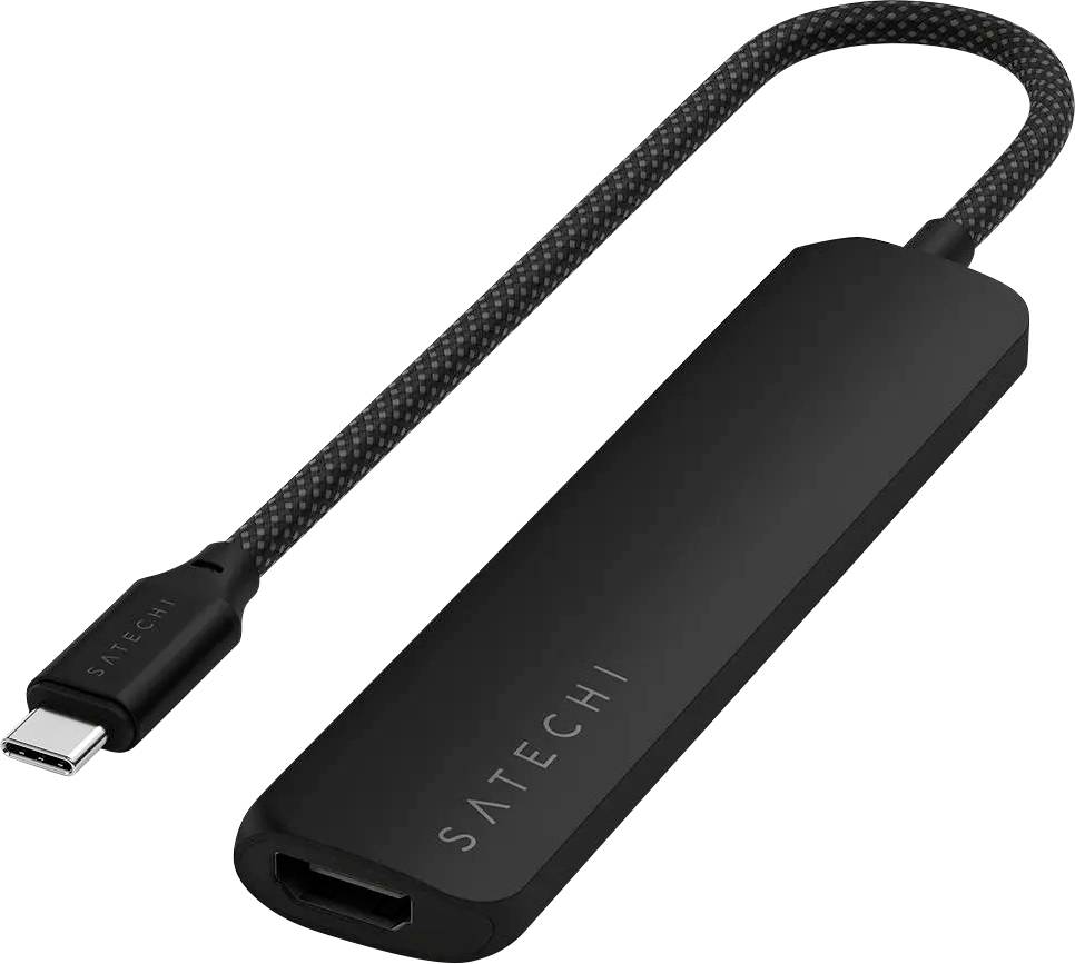 USB-C na HDMI adaptér v černé barvě, s dlouhým, texturovaným kabelem. Na těle adaptéru je viditelná značka 'Satechi'.