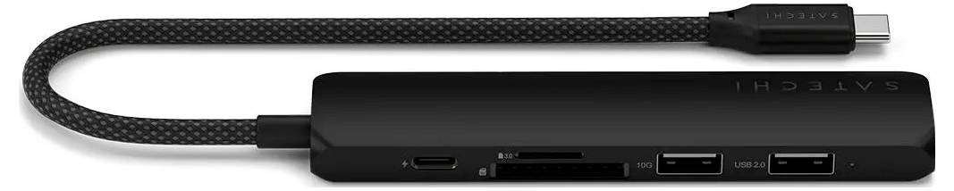 Černý USB-C hub s několika porty, včetně USB, HDMI a čtečky paměťových karet, připojený krátkým kabelem.