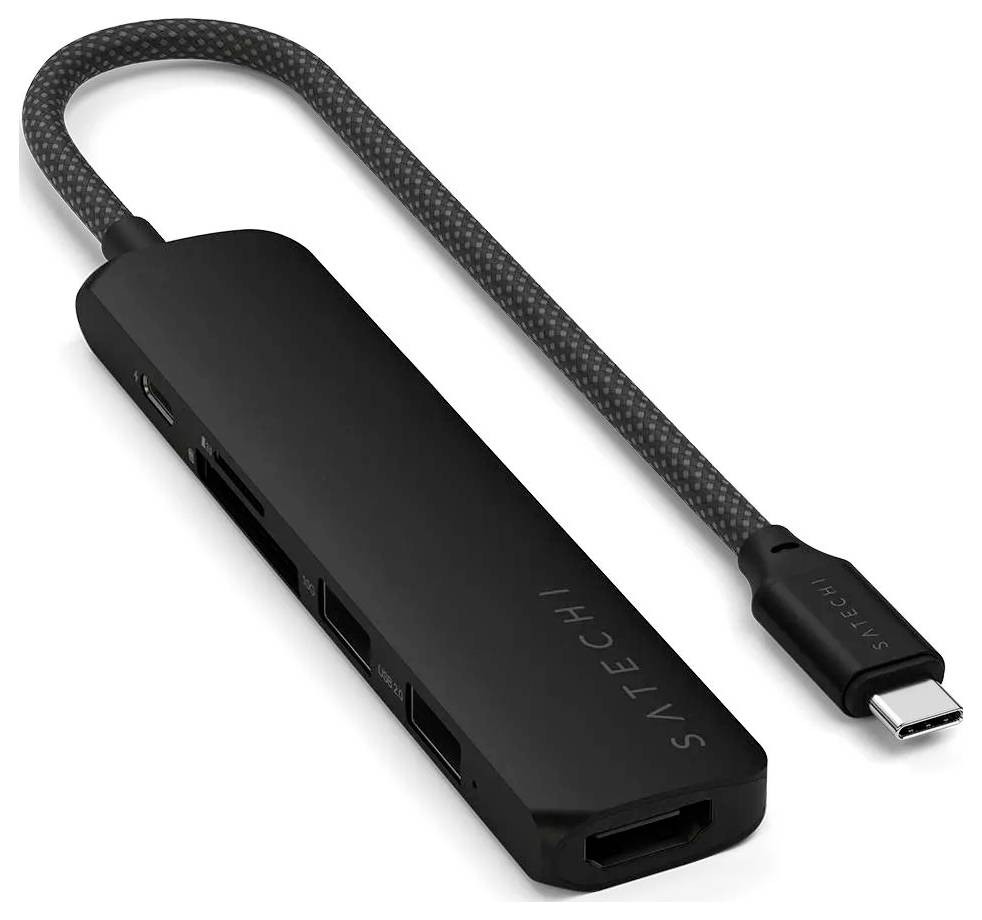 Černý USB-C hub s několika porty, včetně HDMI, USB-A a čtečky karet. Připojený krátkým kabelem.