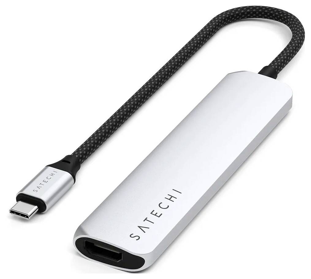 Kompaktní USB-C adaptér od Satechi s HDMI portem, stříbrné tělo a černý kabel, vhodný pro moderní notebooky.