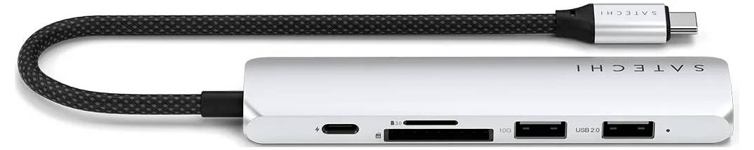 Stříbrný USB-C hub s několika porty, včetně USB, HDMI a čtečky karet, slouží k rozšíření funkcí notebooku.