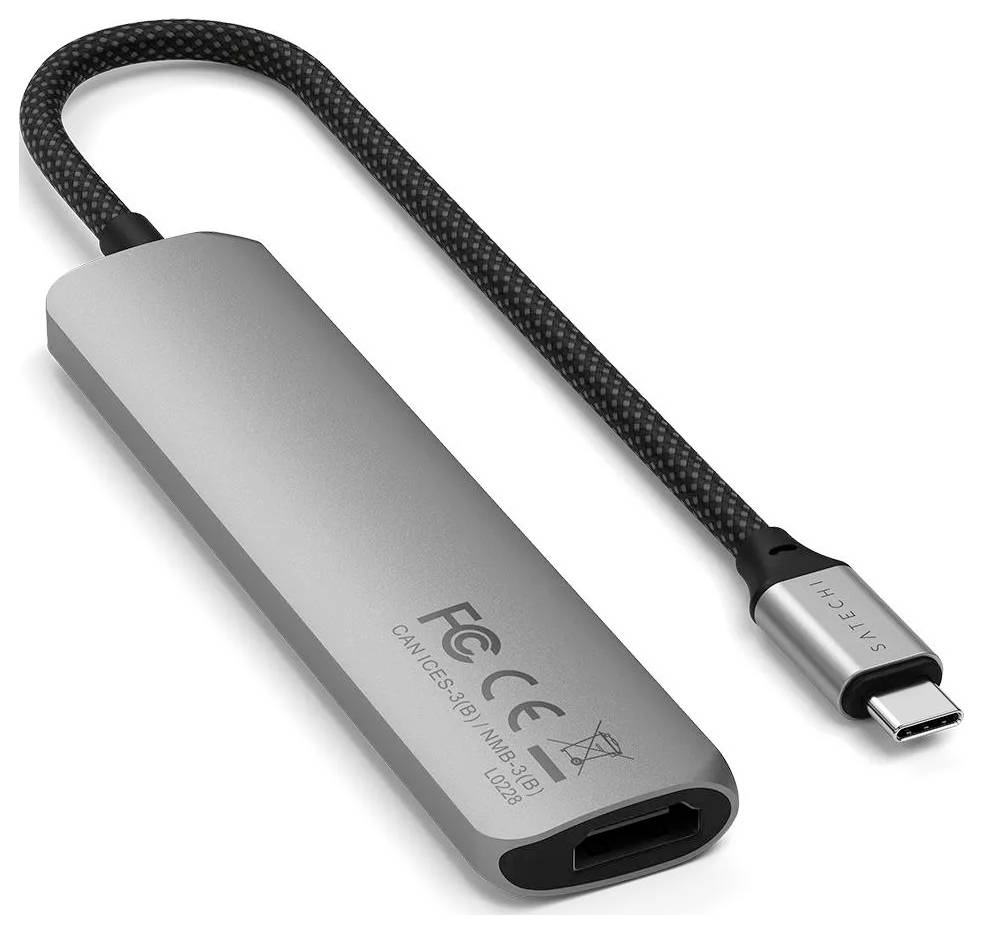 USB-C hub s HDMI portem, v broušeném kovovém pouzdře a s opletaným kabelem. Značení shody a výrobce.