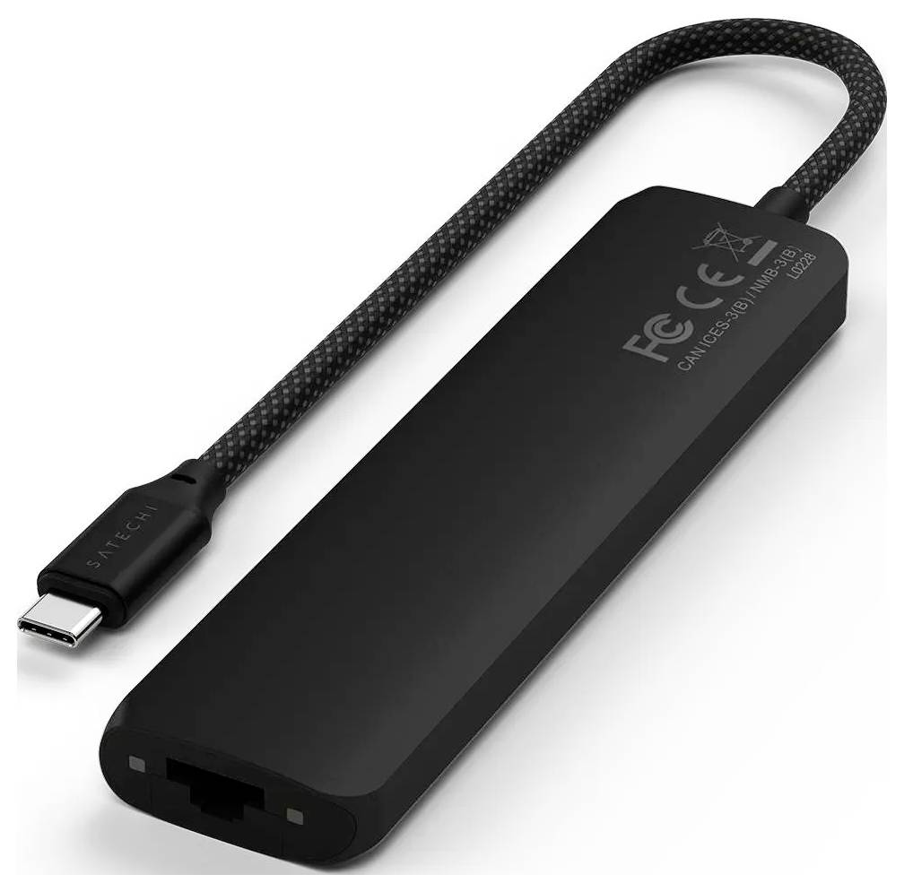 Černý USB-C adaptér s ethernetovým portem a certifikací CE a FCC. Ideální pro síťové připojení na moderních zařízeních.