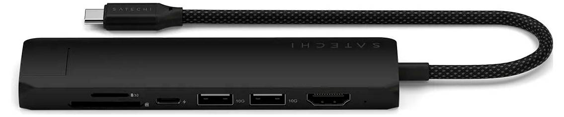 Černý USB-C hub s několika porty: HDMI, USB-A, USB-C a čtečkou SD karet. Propojuje zařízení s notebooky.