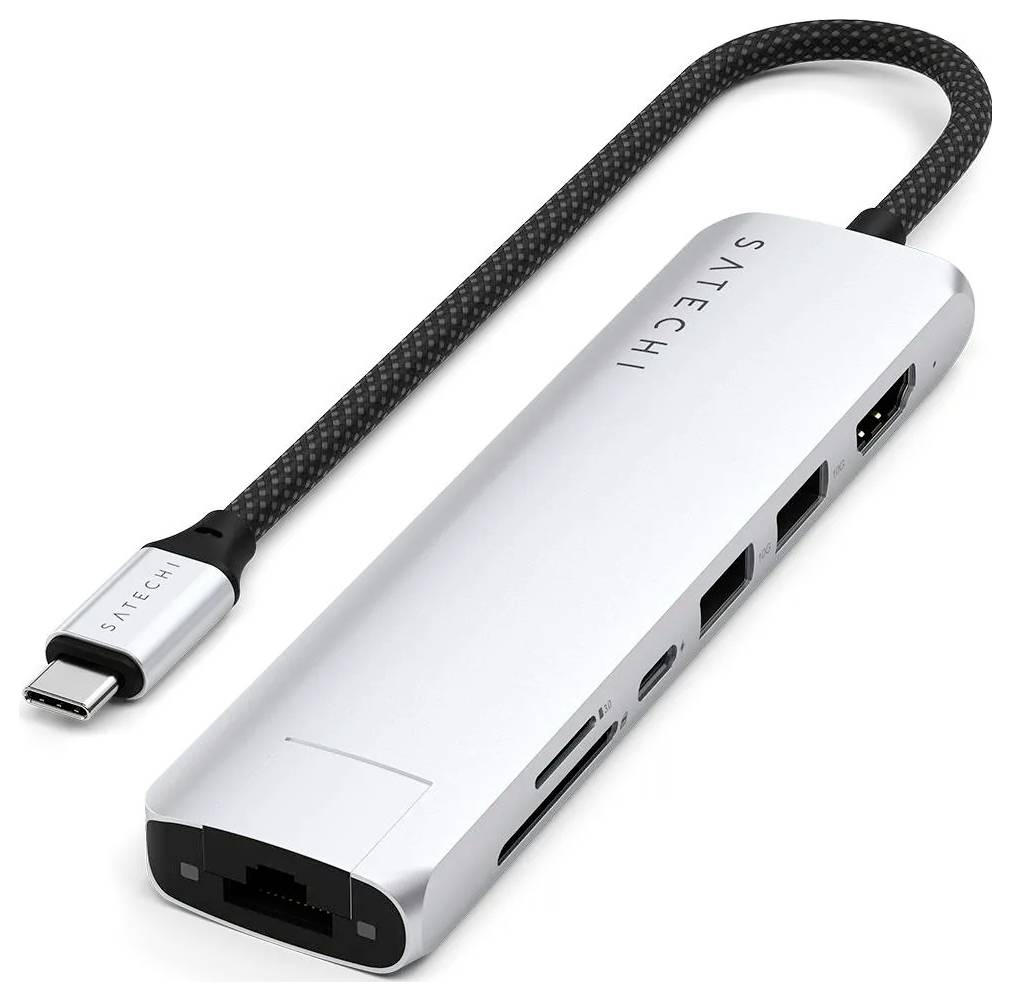 Stříbrný USB-C hub s ethernetovým připojením, HDMI portem, třemi USB-A porty a dvěma čtečkami karet, propojený opletným kabelem.