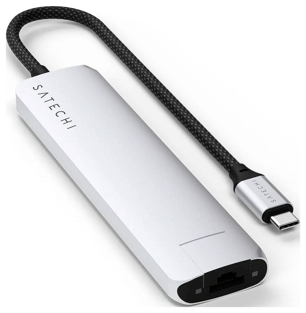 USB-C ethernet adaptér od Satechi. Zobrazuje kompaktní stříbrné pouzdro s černým kabelem, vhodný pro síťová připojení.