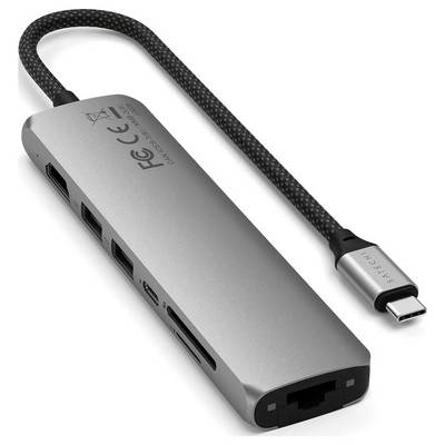 USB-C adaptér s více porty: Ethernet, USB-A, HDMI, čtečka SD karet. Text na adaptéru: 'Satechi, USB-C multifunkční adaptér'