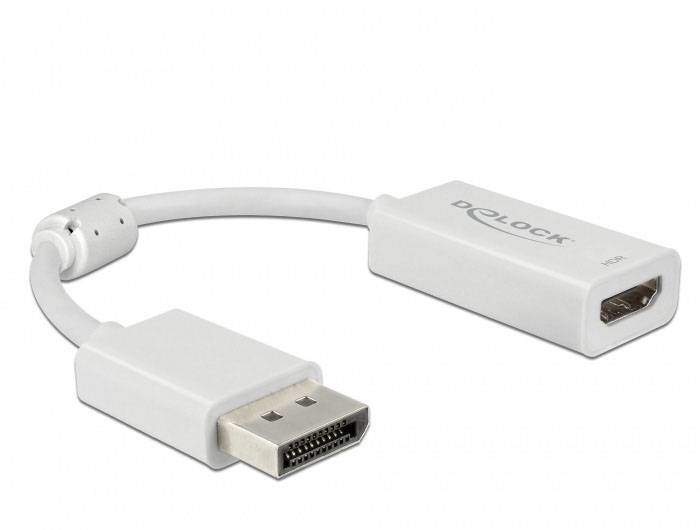 Bílý adaptér s DisplayPort konektorem na jedné straně a HDMI zásuvkou na straně druhé, označený nápisem 'DELOCK'.