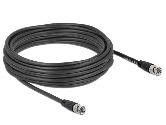 Černý koaxiální kabel s BNC konektory na obou koncích, smotaný do role. Vhodný pro videopřenosy nebo síťové aplikace.