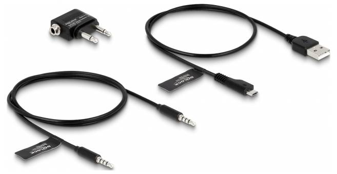 Síťový adaptér s EU adaptérem, USB kabel a dvě audio kabely s 3,5mm jacky na bílém pozadí.