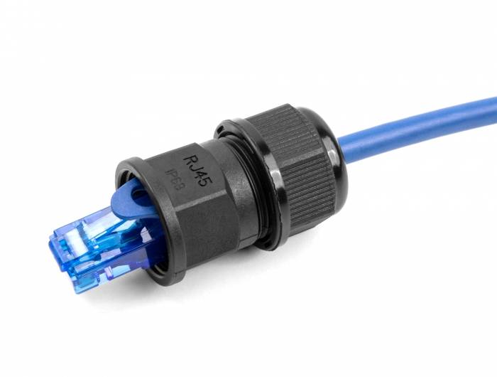 Konektor RJ45 s modrou síťovou linkou je zakončen černým gumovým krytem, který poskytuje ochranu a stabilitu.