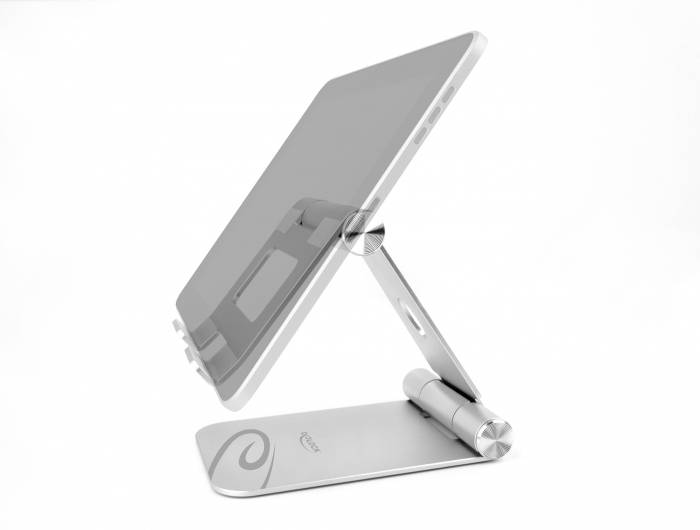 Tablet stojí na nastavitelném stříbrném stojanu. Stojan je navržen tak, aby tablet zůstal v pohodlném pozorovacím úhlu.
