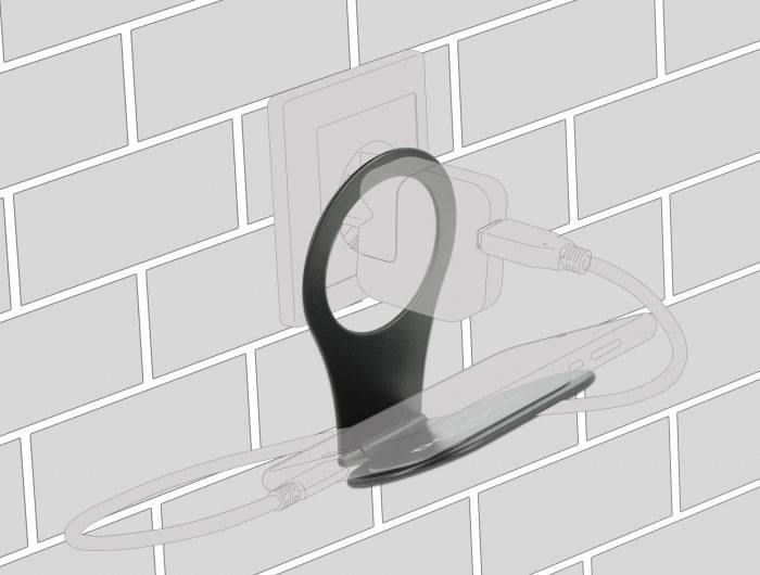 Držák na smartphone pro nabíjení u nástěnné elektrické zásuvky. Kabel vede z nabíječky ke smartphonu.